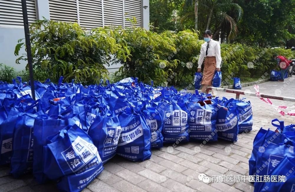 獻(xiàn)愛心&middot;戰(zhàn)疫情｜我院支部走進(jìn)安吉華都小區(qū)開展捐物活動